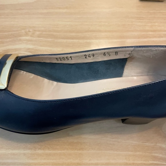 Salvatore Ferragamo Vintage Navy-Blue leather pumps gold details size 6 1/2 B - Picture 4 of 13